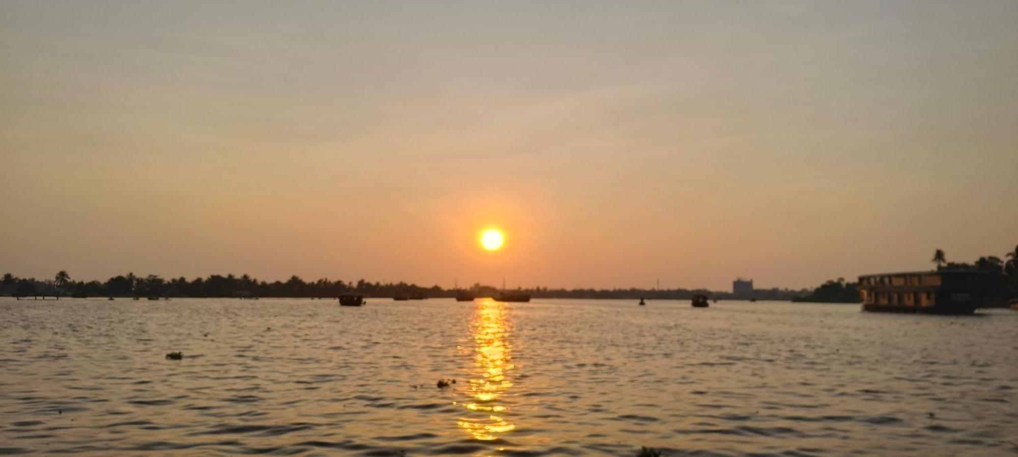 Peace And Love Stay Alappuzha Bagian luar foto